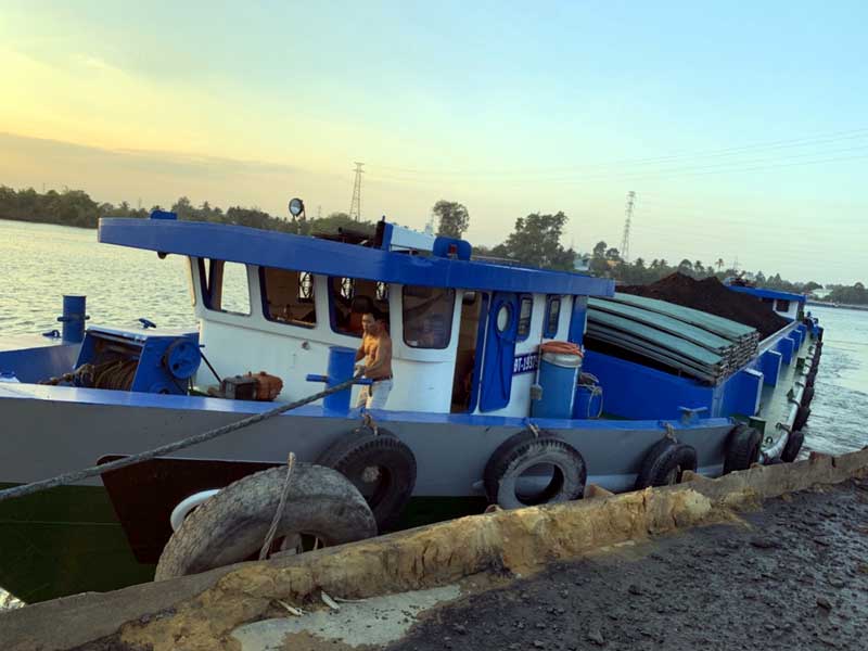 Vận chuyển than đá đường thuỷ của cty than đá Mạnh Thành Công