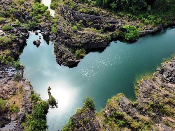 Một khu vực thuộc lòng hồ Trị An mùa khô